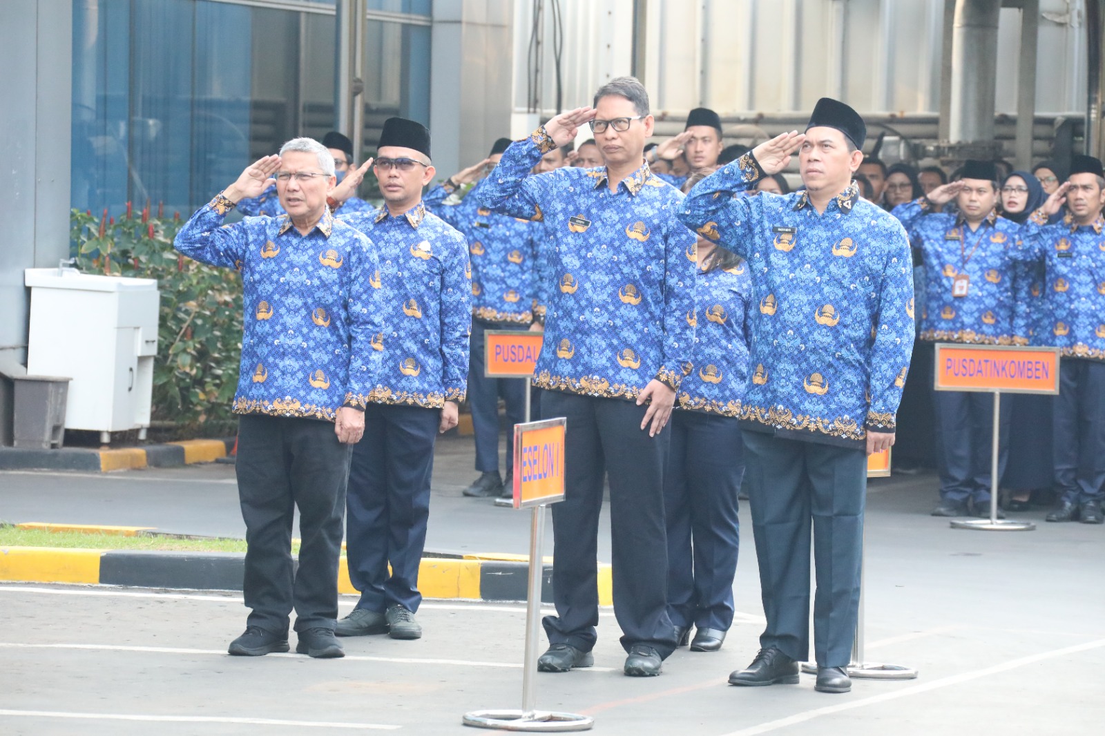 Jajaran pejabat tinggi di lingkungan BNPB yang menghadiri upacara Peringatan Hari Pahlawan ke-78 tahun 2023 di halaman Graha BNPB, Jakarta pada Jumat (10/11).